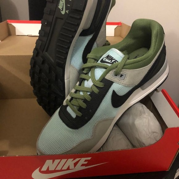 Nike Womans 8.5 ( Retro)